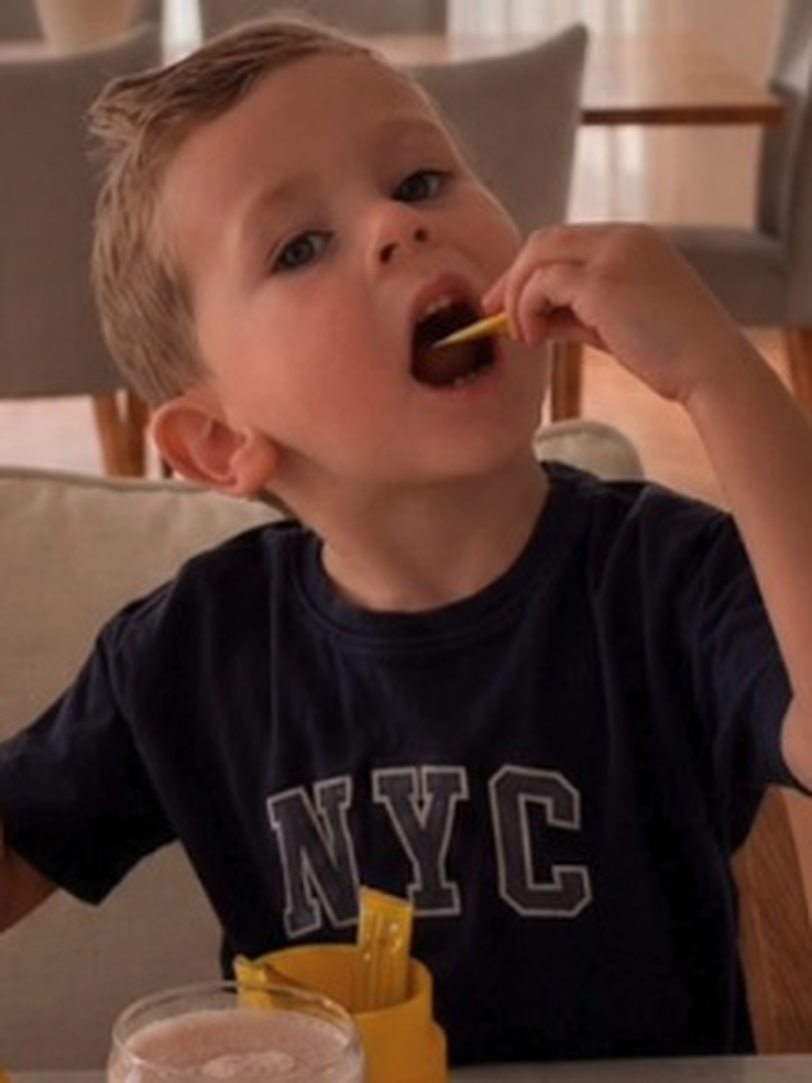 Child at the kitchen counter with Tummy Time sachets